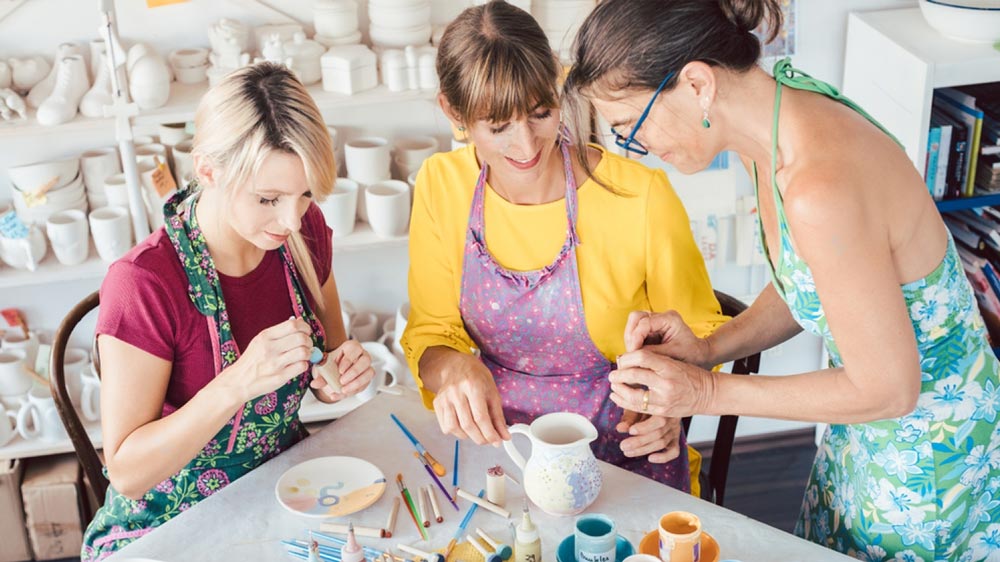 des femmes font une Activité artistique