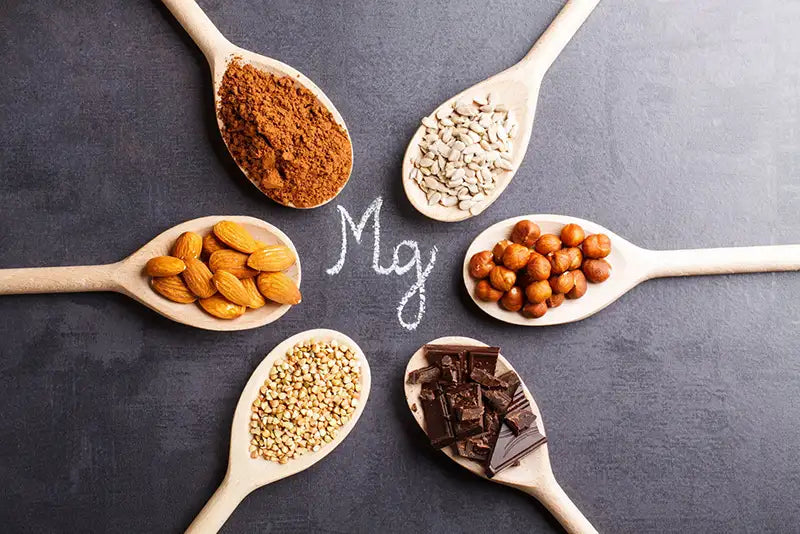 Des cuillères en bois avec des aliments riches en magnesium