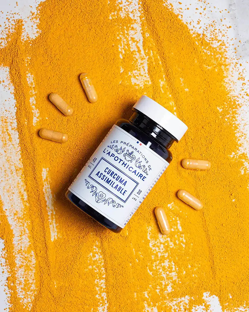 Formule curcuma assimilable posée sur de la poudre de curcuma avec des gélules de curcuma