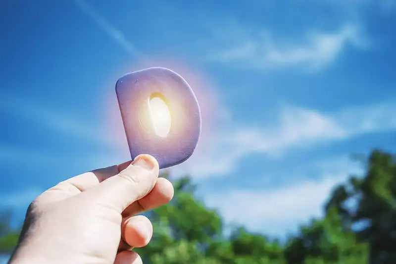 la lettre D vue à travers les rayons du soleil
