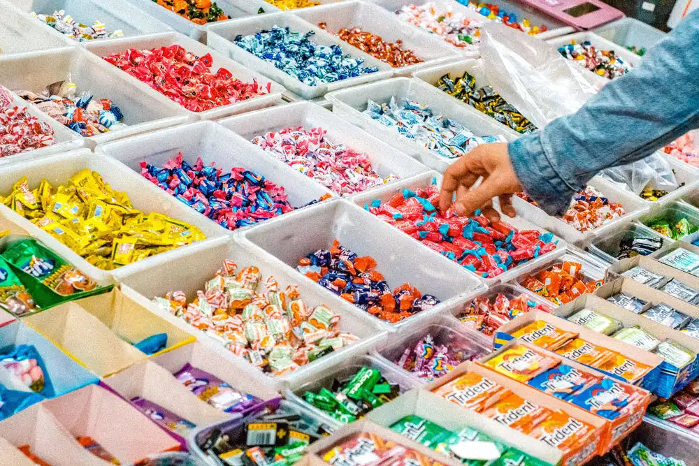 un étalage de bonbons en vente libre