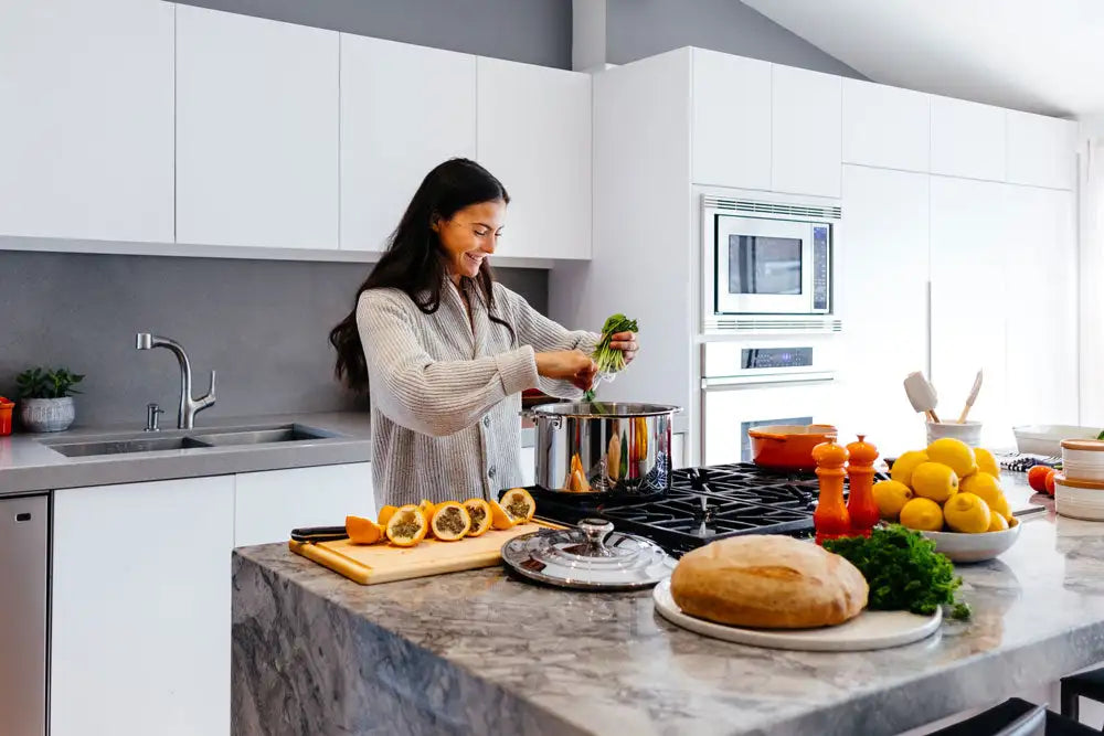 une femme qui cuisine des aliments sains