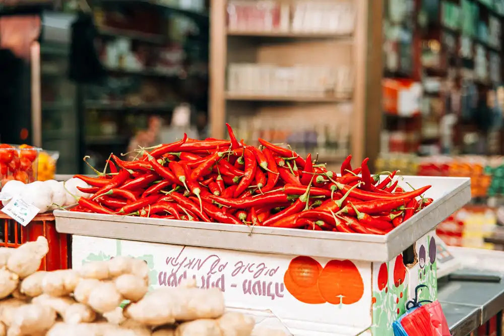 un étalage de piments rouges